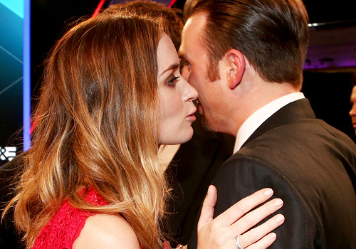emilyblunt-news:  Emily Blunt, Chris Evans, and Chris Hemsworth at the Critics’ Choice Awards 
