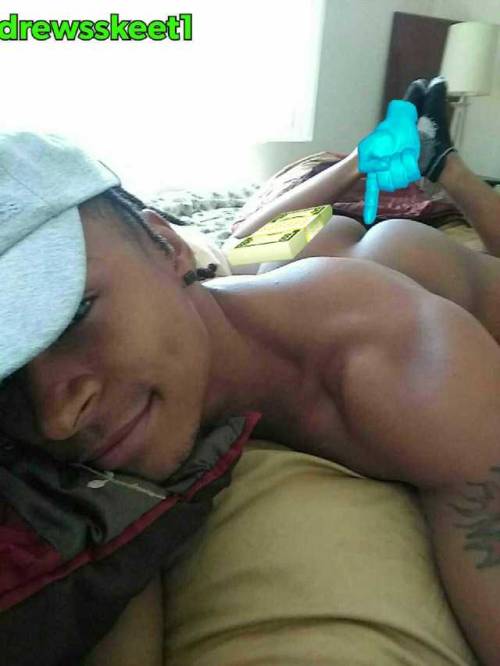 thatnastyfreak26:  drewsskeet1:  Being bad 😈  Nice cakes
