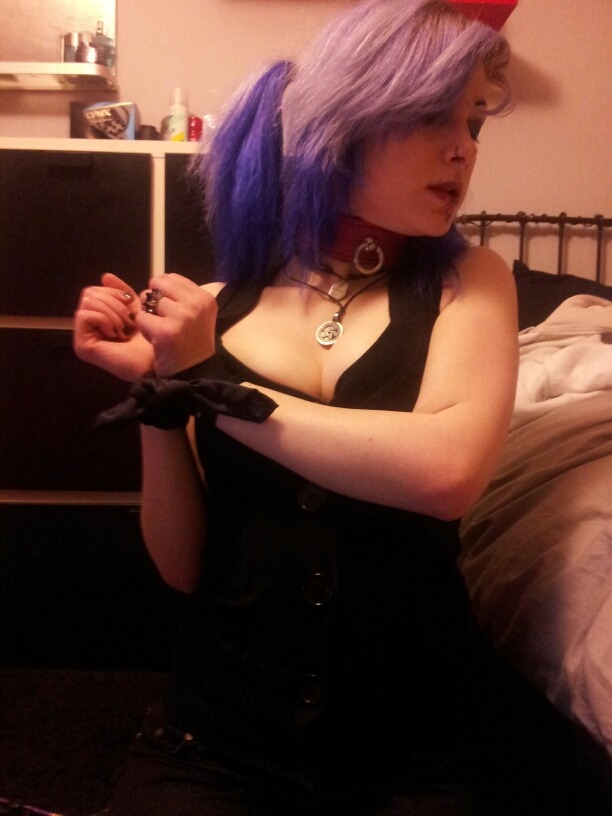 kinkyselfshot:  daddyknowsbestx:  Training a dear submissive friend in order to find