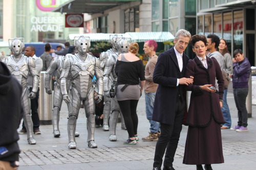 bbcone: Peter Capaldi, Michelle Gomez and the Cybermen in a behind the scenes picture from today&rsq