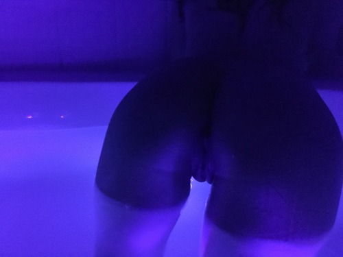 skinandhoney:  Playtime in the tub 🐥💦  @skinandhoney 