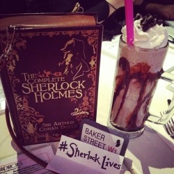 rina-is-a-fangirl:  #SherlockLives - Eating dinner with friends in Las Vegas (Yes. That’s my Sherlock Holmes book purse and Baker Street wallet.) 