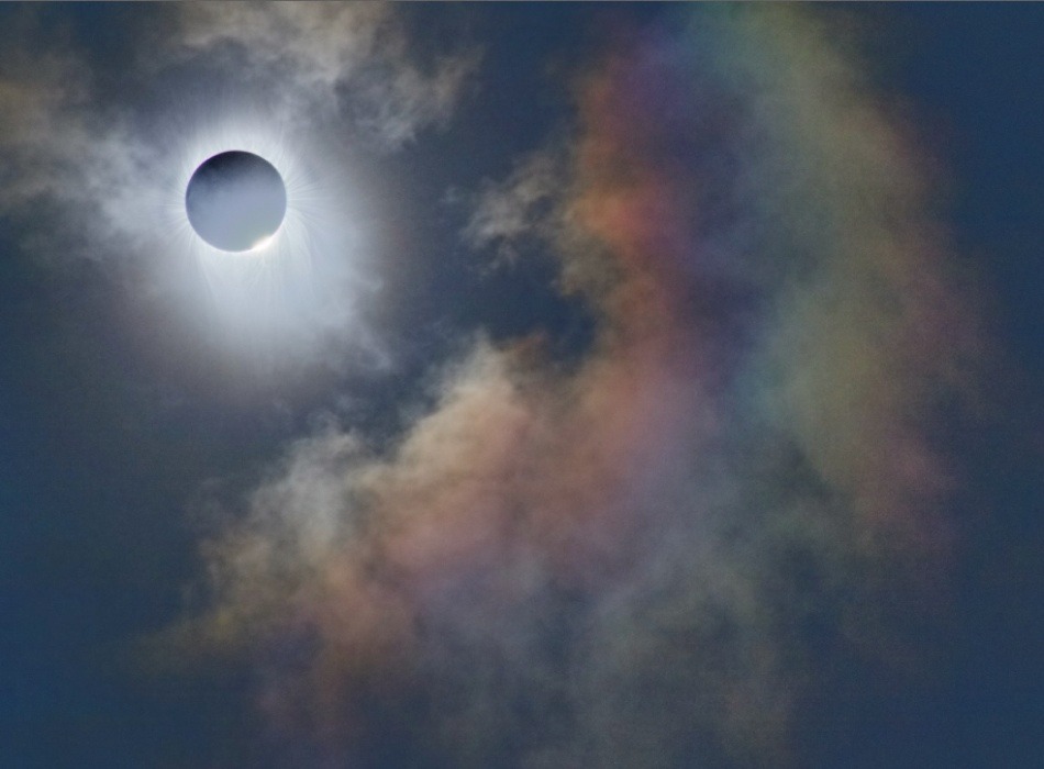 odditiesoflife:  Total Solar Eclipse These stunning photographs of July 2009′s