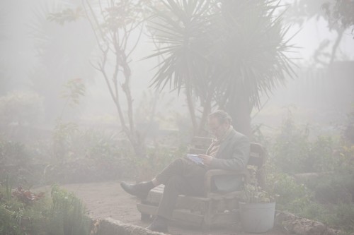 A man reads as a heavy smog shrouds Cairo on December 15, 2015. (Meng Tao/Xinhua)