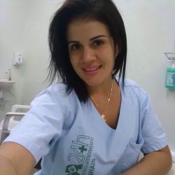 Esta delícia e a dona da buceta deliciosa das 3 fotos abaixo.