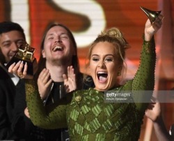 weavemama:  ADELE BROKE THE GRAMMY IN HALF SO SHE CAN SHARE IT WITH BEYONCÈ  She was the cutest 👌🏽