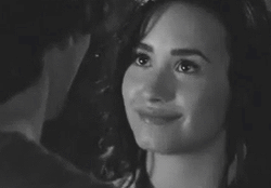 danceinskyscraper:  needgomez:  AU MEME: Demi dreams with Joe, she miss him.   vixi kkkkkkkkkkkkkkk