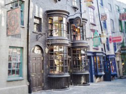 dailypotter:  Diagon Alley in the Wizarding World of Harry Potter (Universal Studios Orlando) [x] 