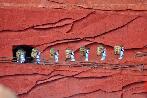 Female tea pickers in Lijiang, Yunnan province (雲南 麗江) By mawingchung on Flickr, click here for larg