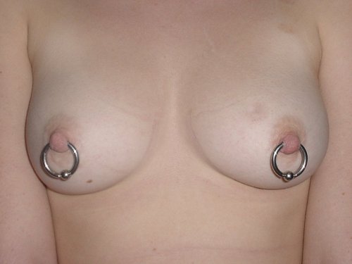 Porn photo Geile Nippl mit super Piercing, nur der Rest