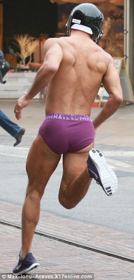 yukidelicioso:  OMG! Mario Lopez shows off