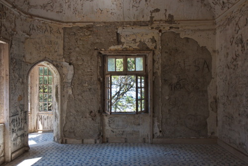 Ageing beauty. Alternde Schönheit.Pictures of the decaying villa built by the Italian Governor of Rh