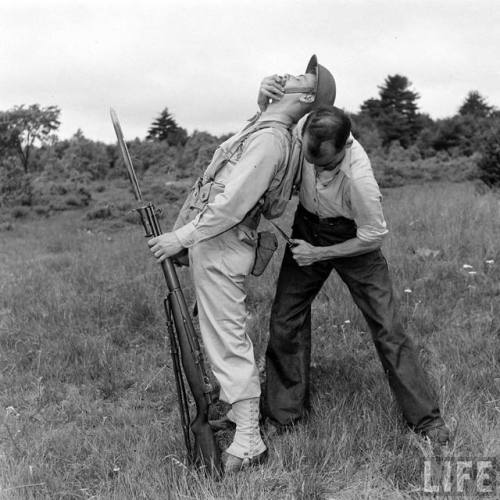 Guerilla warfare training(Dmitri Kessel. 1942)