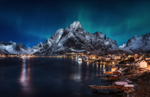 nubbsgalore:photos by javier de la torre in the small norweigan fishing town of reine in the lo