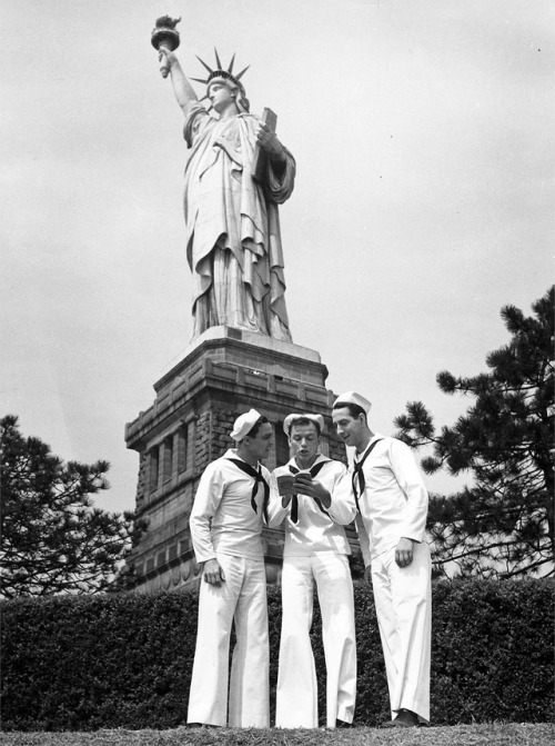 Gene Kelly, Frank Sinatra And Jules Munshin In On The Town Directed By Stanley Donen, 1949