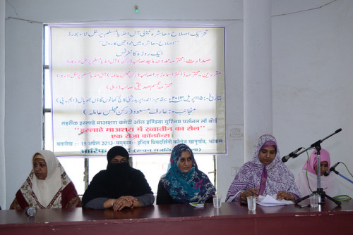 thalamtnafsee: [Flickr] Here, Muslim women are hosting a workshop (majlis, or halaqa) discussing &ld