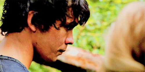saralanxe:BELLAMY LOOKING AT CLARKE [5/∞]aka the one in which he gets a little too distracted lookin