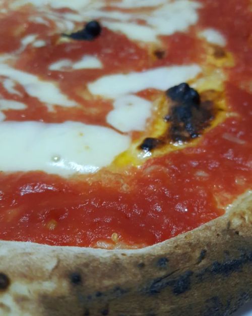 Aria (la levitazione), acqua, terra (la farina, il pomodoro&hellip;) e fuoco. La #pizza e la rap