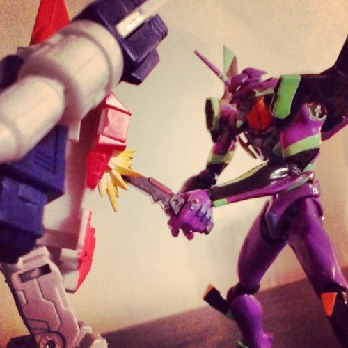 Eva Unit 1 breaks through Starscream’s AT field #Starscream #Evangelion #Transformers