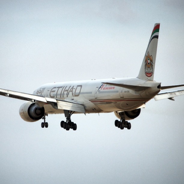 Etihad 151 Heavy, a #Boeing 777-300ER, on short final for #ORD 10L. #avgeek