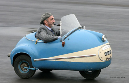 tuvuan:  「おい、本当は足漕ぎだろ」1958年製 極小たまご型自動車　Brütsch Mopetta | DDN JAPAN