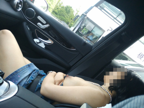 popo2345: 车内露出，傍边双层公交，车窗是高透的贴膜，不是黑膜，相信会看的很清楚。
