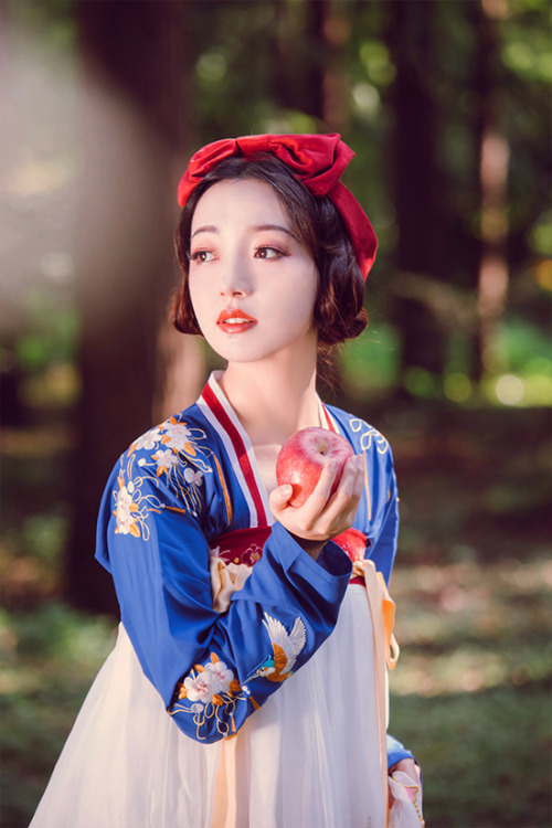 petite-cosette:Snow White hanfu inspired by Yuanshandaiyu