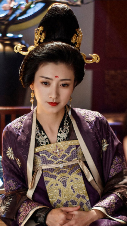 women with gorgeous headdress in chinese costume dramas