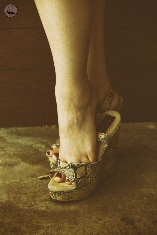 kickingoffmyheels: The most beautiful sight is a girl sliding her foot out of a shoe #redtoes  https