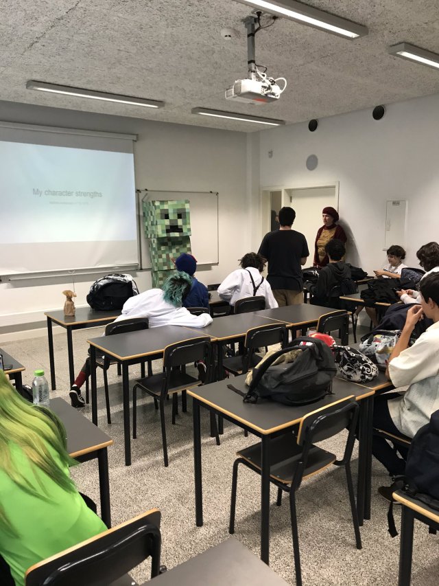 raxi-rex:thr3ap3r:raxi-rex:So a girl from my class dressed up as a Creeper during an english presentationmore highlights CUZ IM IN THE SAME SCHOOLthe gang is hereThe Minecraft school gang is all here