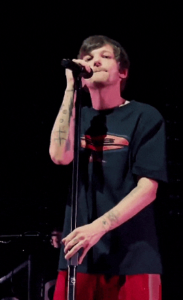 Louis' Reaction To A Fan Blowing Him A Kiss!