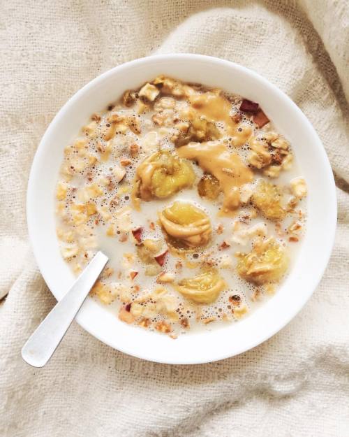 Hot #muesli with roasted bananas and peanut butter, on a cold and rainy morning. ☔️