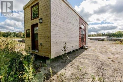 Sex dreamhousetogo:  Tiny house for sale in Ontario, pictures