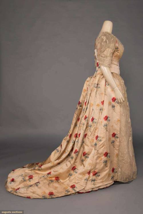 CHINE SILK EVENING GOWN, 1880/1900Trained evening gown of blond silk satin w/ warp-printed red, yell