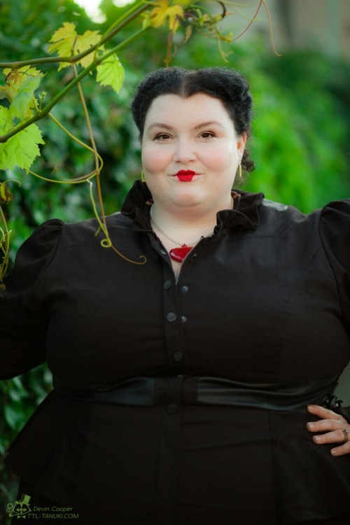 megelison:I bought this coat, and then I became the Queen of Hearts. Coat: Torrid, size 5. Dress: eS