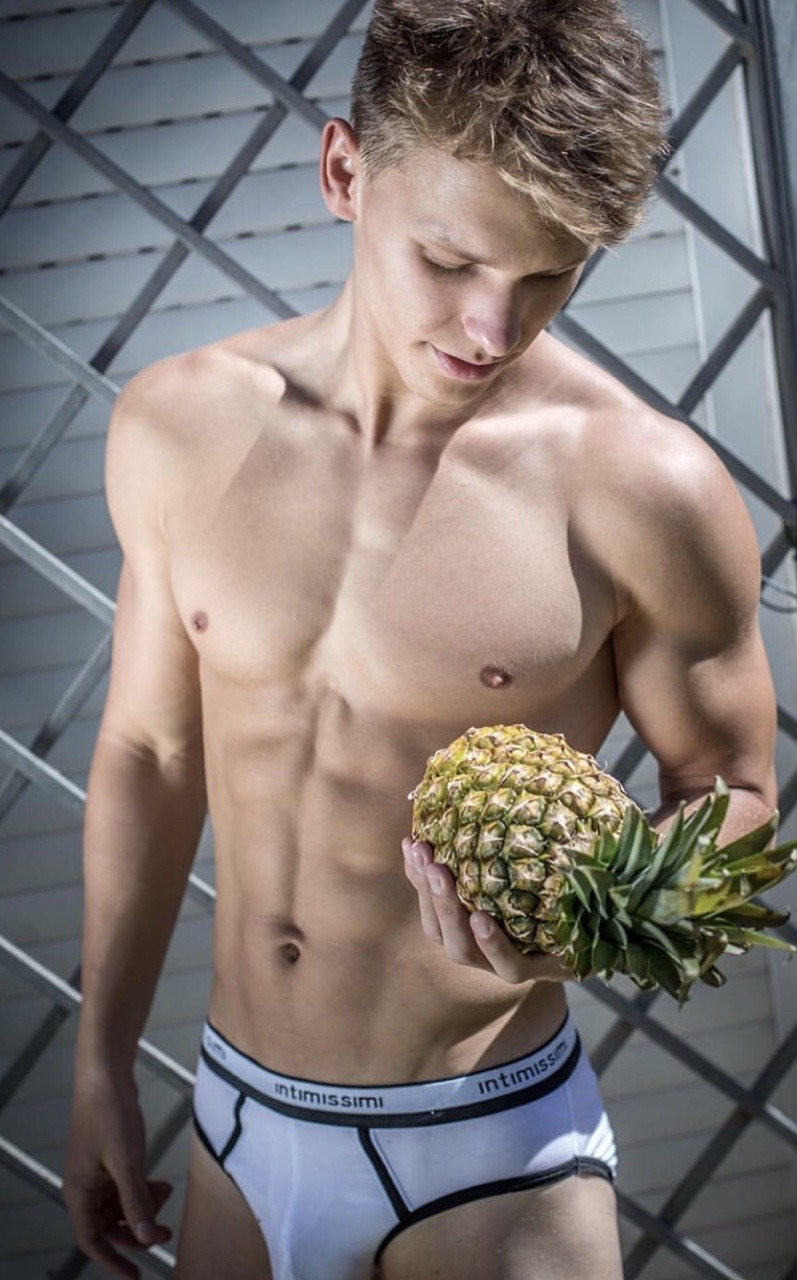 spannend-ondergoed:  happilymarriedgayfamily:  Briefsboy - I had to smile when I