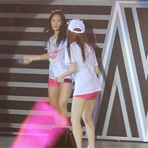 panda-yul:   ✩ yulti’s waterfight (cr. wing) (favorite yuri fancam for anonymous)  