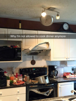 kaboozleskaboodle:  toughset:  haha-posts-blog-blog-blog-blog: HOW DO YOU FUCK UP THIS BAD THE LID IS IN THE ROOF  I don’t think I’v ever quite witnessed the resulting damage, but this?This is what happens when you open a pressure cooker before fully