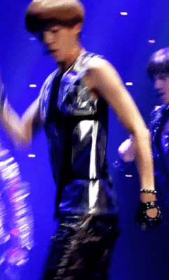 sehunniesmilk:  sehun doing his signature body waves making me fricking jump off