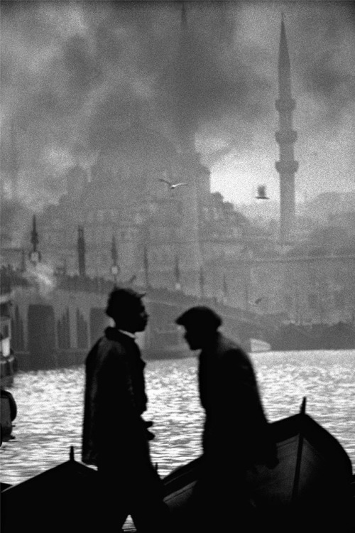 semioticapocalypse:Ara Güler. Boatmen at the Golden Horn, the old Galata Bridge and New Mosque. 1956