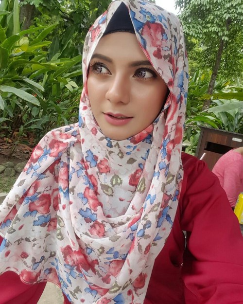 awekcomel:  Koleksi Zalfa Zin bertudung 