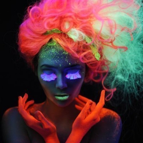 mymodernmet:  Glow-In-The-Dark Hair Is the Latest Fun Hair Trend to Light Up Your Life