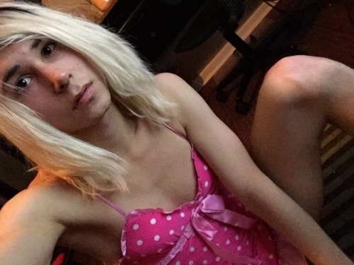 crossdressingprincess:  Bows decorate my private parts because I’m a sissy and sissy’s private parts are more or less useless ornaments to be looked at
