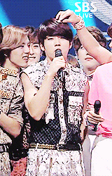 yoseobi-blog:  dongwoon removing confetti on woohyun’s head ▰˘◡˘▰ 
