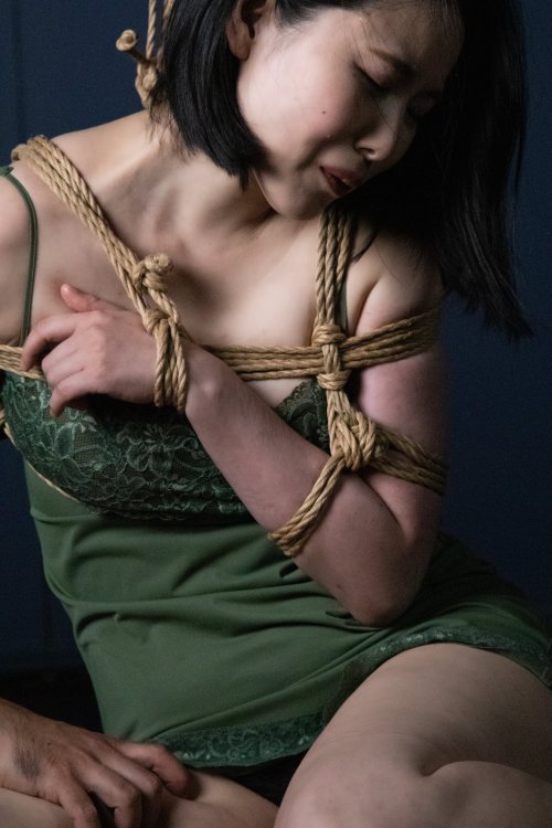 justscreenshots:  Shibari TakumiModel  Nanako Takamiya  Photo Ken