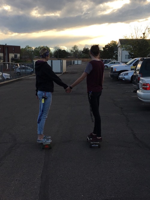 cuddlingundertheinfluence: Girls that skate together stay together.