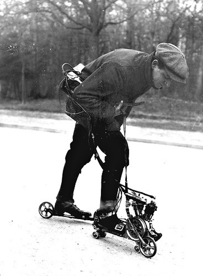 Mercier, inventeur des patins à roulettes à moteur, 1912.