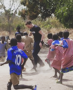 tomhiddleston-h:  onwednsdayswewearpink: Tom Hiddleston’s Guinea field diary: Day