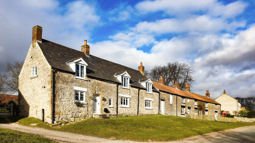 Spaunton - House 1695 by Yorkshire Lad - Paul Thackray On the left is Woodman’s Cottage. Originally 