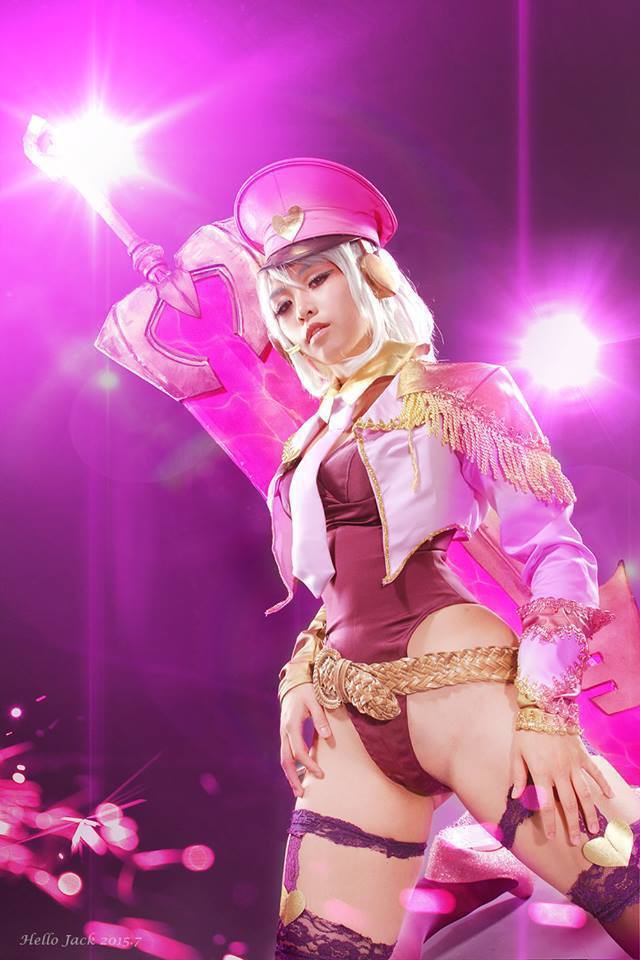 league-of-legends-sexy-girls:  Riven Cosplay 
